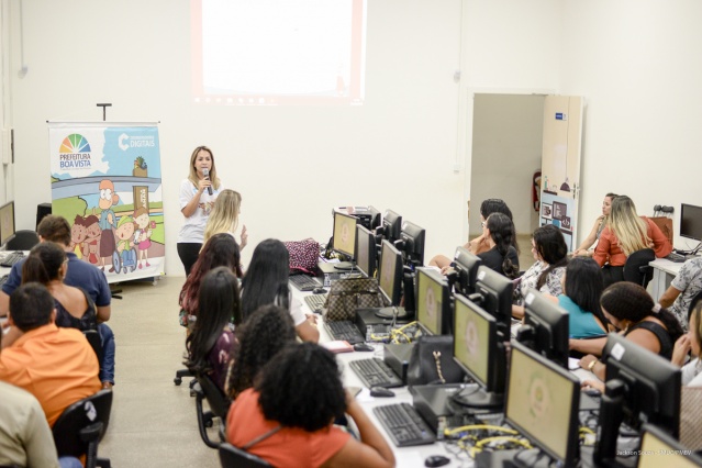 Sala de aula de ciências com ferramentas na mesa