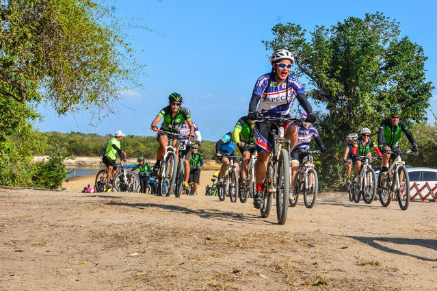 Pedal de Aventura: Praia do Caçari vira pista de ciclismo em evento promovido pela Guarda Municipal  
