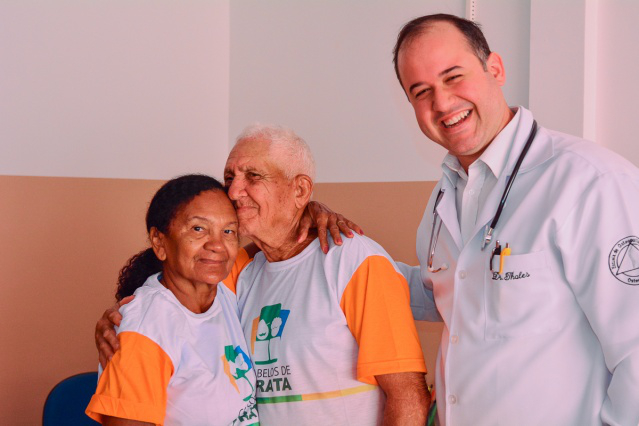  Idosos do Cabelos de Prata fazem tratamento de RPG no Cras do Cauamé