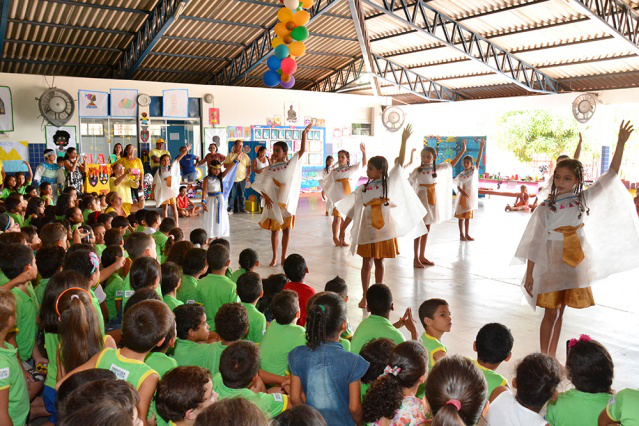 Artes visuais produzidas por alunos são expostas em escolas municipais