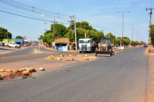 Canteiro Central: rotatória na avenida Carlos Pereira de Melo é retirada