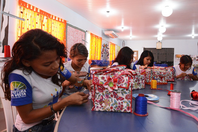  Projeto Crescer: Integrantes confeccionam lancheiras em forma de bolsas