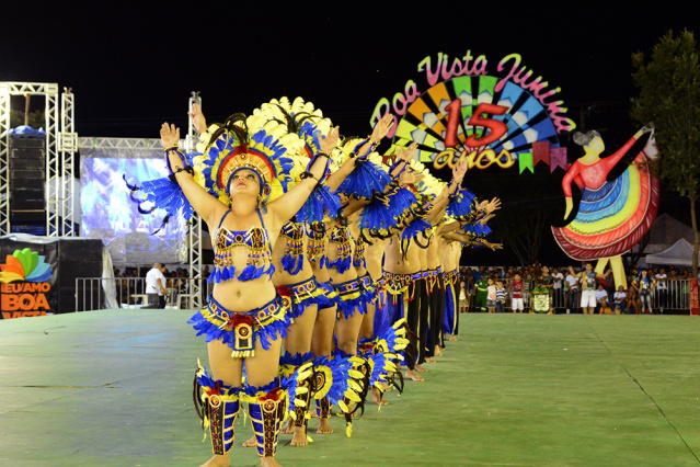 Apresentações na Arena Junina marcam penúltima noite de arraial