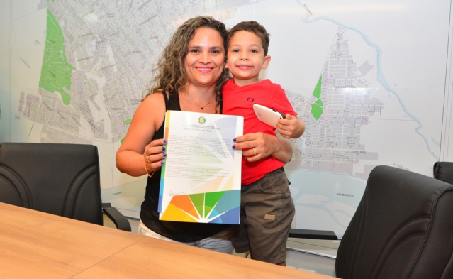 Prefeitura entrega títulos definitivos para famílias de diversos bairros da capital