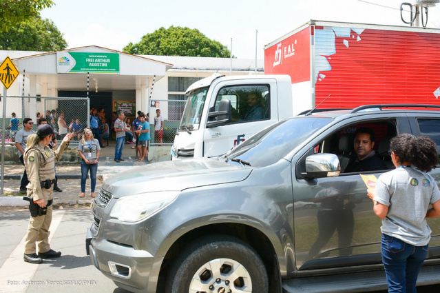 “Volta às Aulas”  -   Pais são orientados sobre os cuidados no trânsito ao levar os filhos para a escola