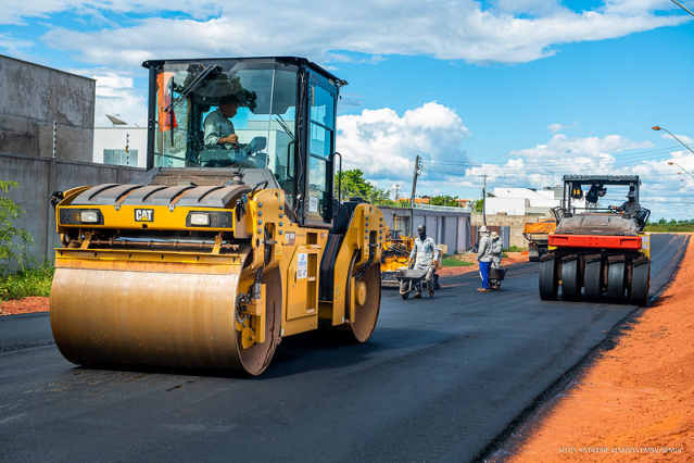 Prefeitura inicia asfaltamento de ruas e avenidas no Paraviana