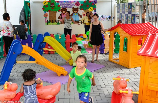 Crianças se divertem e recebem atendimentos em unidade de saúde