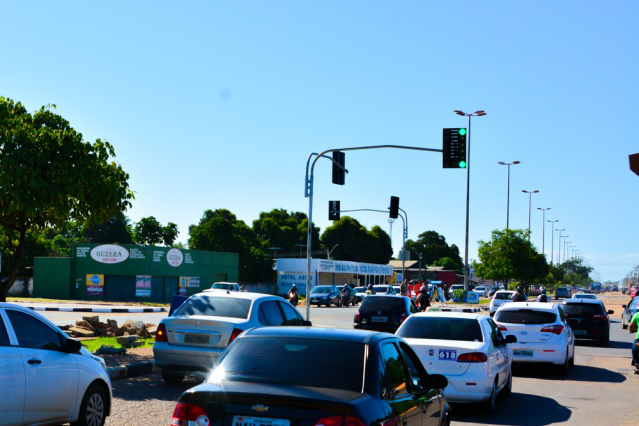 Semáforo na avenida das Guianas com Ville Roy já está funcionando
