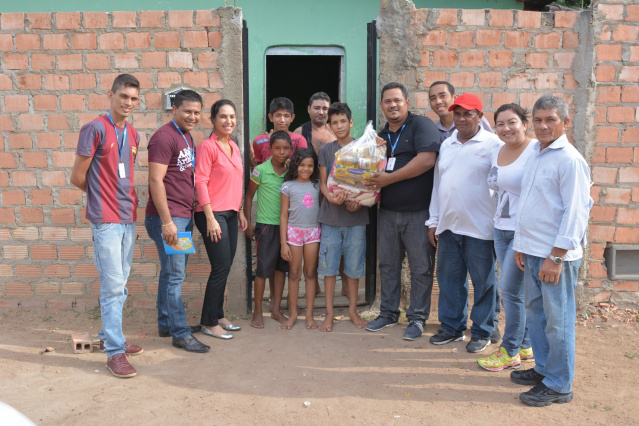 Servidores da prefeitura doam cestas de alimentos para mais de 140 famílias