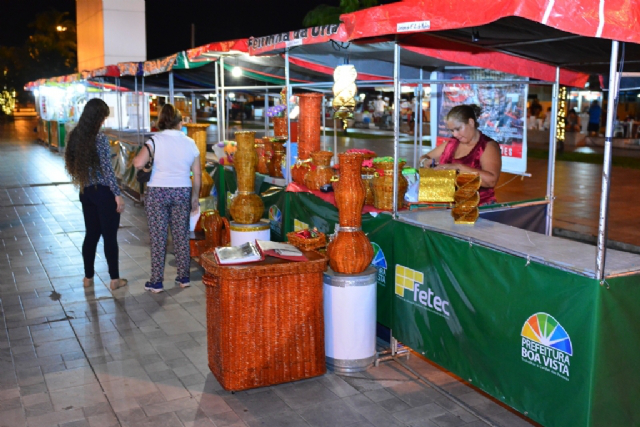 Praça das Águas: Feira de artesanato destaca produção local e gera renda no período natalino