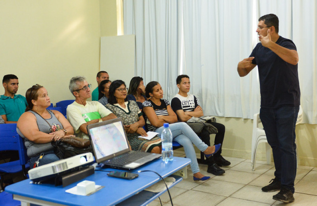 Donos de animais aprendem em palestra sobre cuidados e posse responsável   