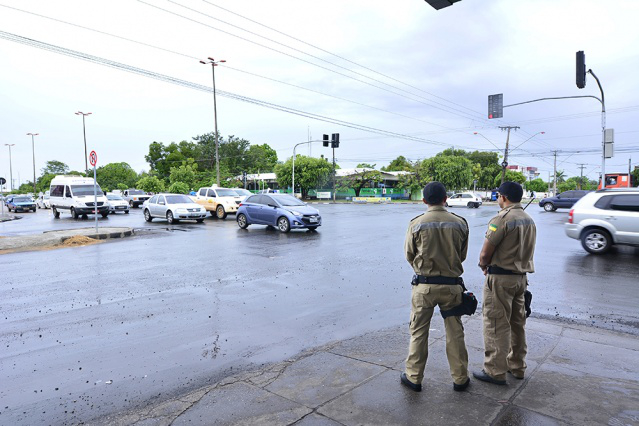 Semáforo do cruzamento das avenidas Ville Roy com Santos Dumont já está funcionando