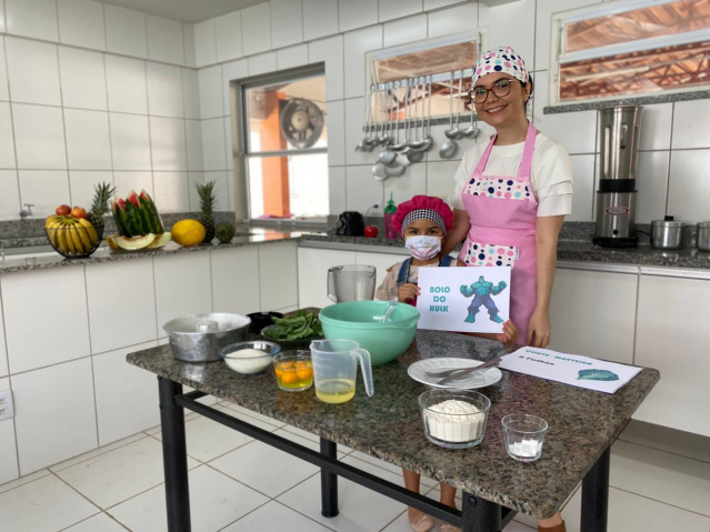 Crianças aprendem receita de bolo nutritivo na live Hora do Recreio