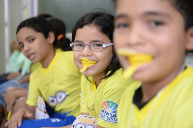 Estudantes da rede municipal ganham kit escovação para manter o sorriso em dia