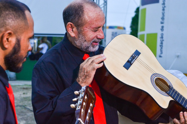 Instituto Boa Vista de Música recebe novos violões e equipamentos