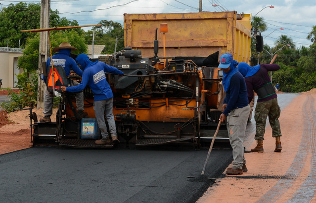 Jardim Tropical - Obras no bairro avançam e avenida Céu Azul é beneficiada com asfalto, drenagem e calçadas