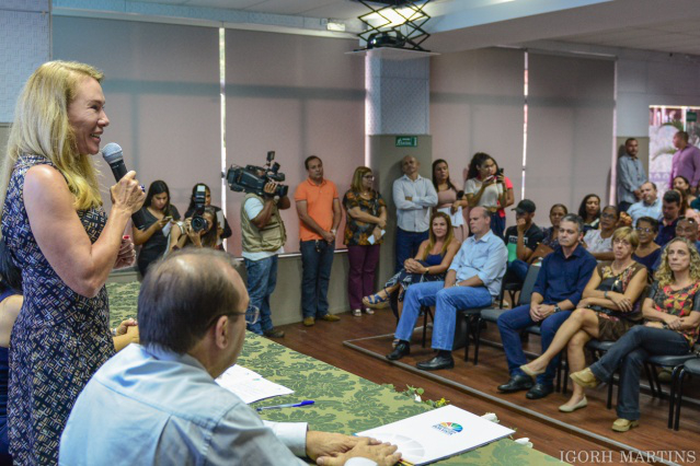 Prefeita Teresa Surita dá posse a novos servidores da Educação