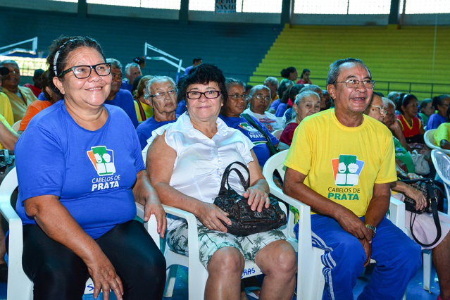 Cabelos de Prata: Idosos se emocionam em sessão de cinema