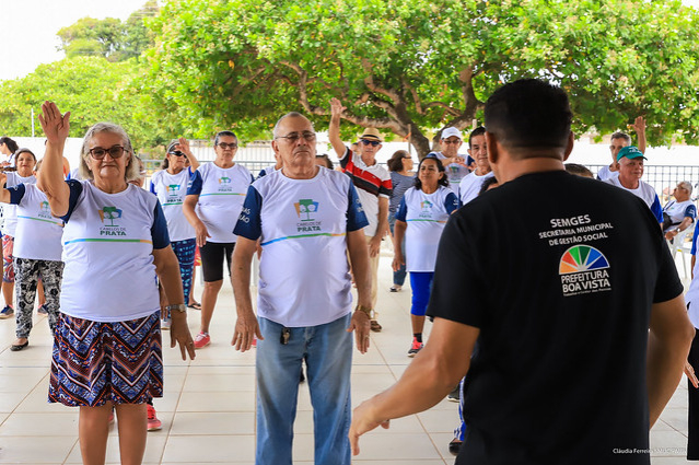 Convite  - Idosos participam de aulas de zumba na Praça do Mirandinha nesta sexta-feira