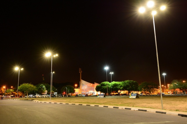 Praça do Centro Cívico recebe novo circuito de iluminação