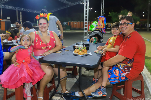 Praça de alimentação e ambulantes movimentam a economia nas quatro noites de festa