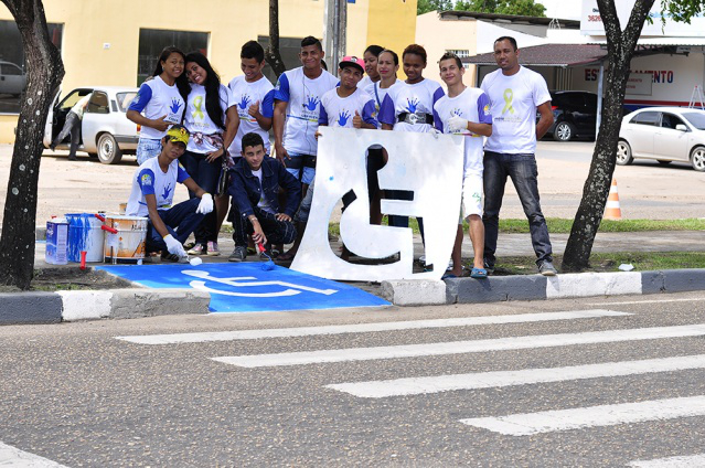 Acessibilidade: Alunos do Projeto Crescer fazem pintura de rampas em calçadas
