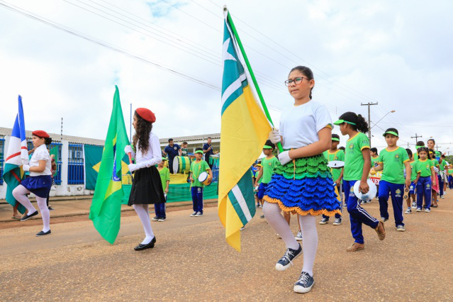 Alunos desfilam em comemoração ao Dia da Independência do Brasil