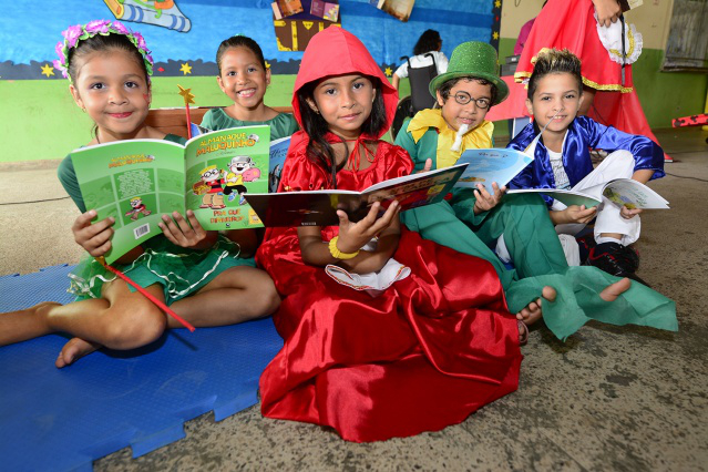 Baú possibilita viagens a diversos lugares por meio da leitura