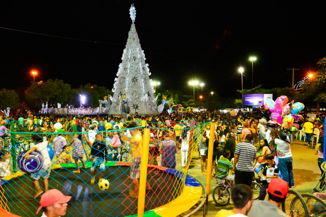Parque Germano Sampaio é iluminado com a magia do Natal