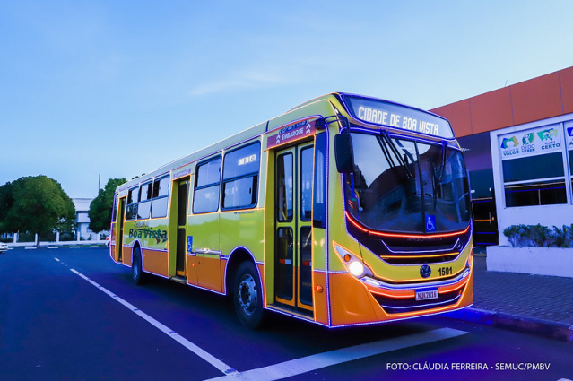 Ônibus decorados com tema natalino encantam moradores de Boa Vista
