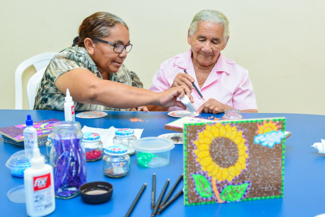 Idosos e pessoas com deficiência  aprendem a fazer mosaicos ecológicos no Creas