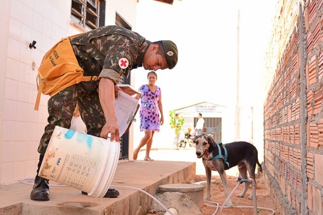 Agentes iniciam mutirão contra o Aedes aegypti no bairro Senador Hélio Campos