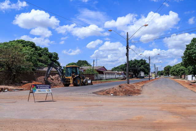 Caranã recebe obras de meio-fio, sarjeta, pavimentação asfáltica e calçada