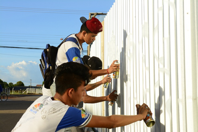 Arte do grafite leva cores à Praça Fábio Marques Paracat