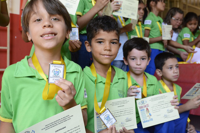 Testando Saber: Alunos da Escola Municipal Dalício Faria recebem premiação por desempenho em simulado