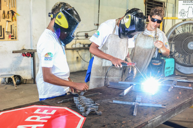 Oficinas do Projeto Crescer incentivam a responsabilidade com a cidade e integrantes recuperam placas de trânsito