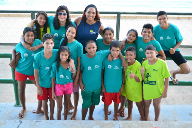 Alunos da escolinha de natação da Vila Olímpica brilham em torneio