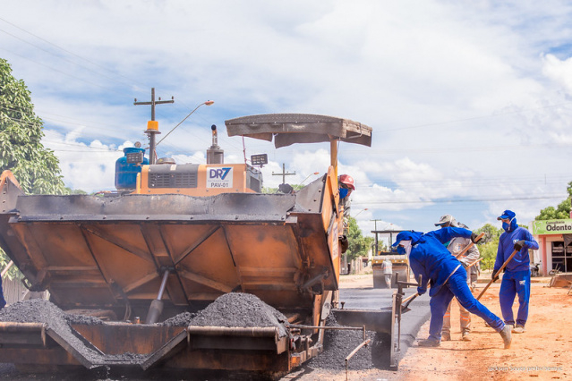 Prefeitura segue com obra de pavimentação e trecho da rua Salvador, no Nova Cidade, é um dos que recebem o serviço de melhoria