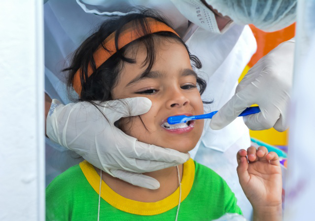  Vila dos dentinhos: 'Turma do Chaves' visita escola municipal para ensinar a criançada a cuidar dos dentinhos