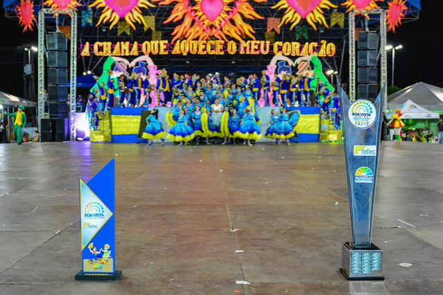 Quadrilhas campeãs recebem premiação e sobem novamente ao tablado do Boa Vista Junina