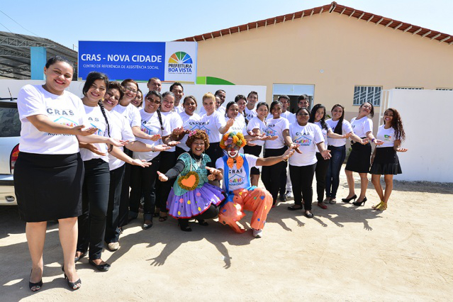 Integrantes de projetos sociais comemoram a reinauguração do Cras Nova Cidade