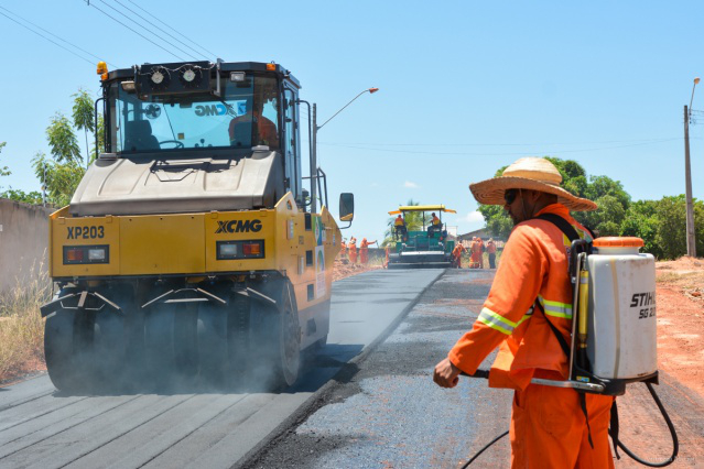 Infraestrutura -  Ruas do bairro Paraviana recebem novo asfalto   