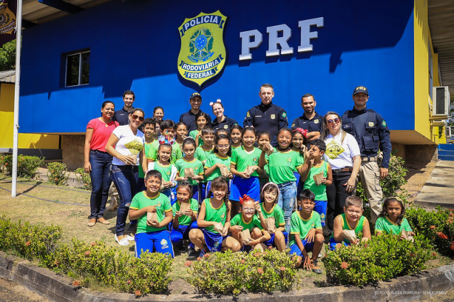 Educação no trânsito - Alunos da escola Cunhatã Curumim visitam sede da PRF em Boa Vista 