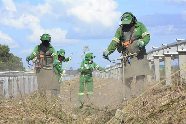Equipes de limpeza da prefeitura atuam na BR 174