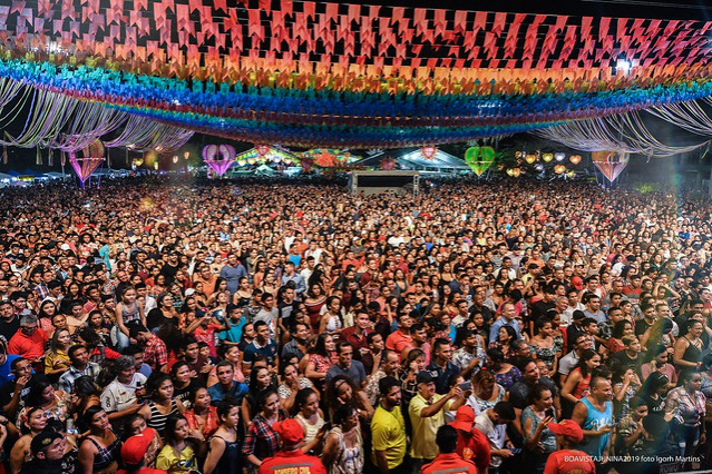 Público aprova e curte a programação da festa lotando as arquibancadas