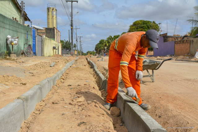 Zona Oeste -  Prefeitura executa obras de drenagem, pavimentação e calçada em mais 17 ruas do bairro Jardim Primavera
