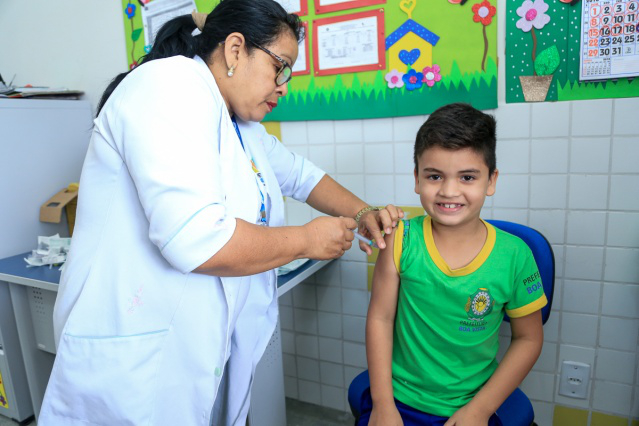 Prefeitura promove ação de educação e saúde na escola Pequeno Polegar