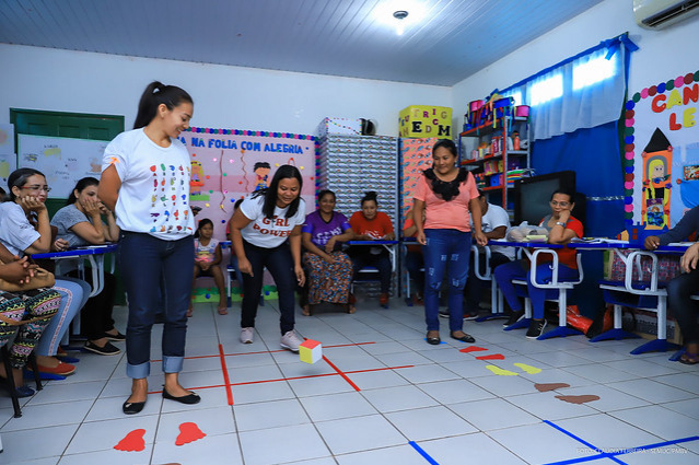 Os alunos do maternal II participam de oficina com jogos