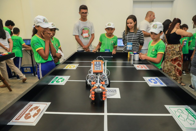 Alunos de Boa Vista criam mecanismos para inovar a coleta de lixo da cidade no 1º Torneio de Robótica das Escolas Municipais