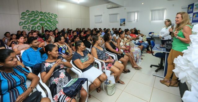 Mãezinhas do Programa Família Que Acolhe recebem enxovais 